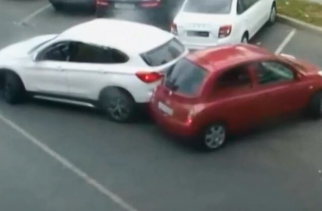 Две девушки не поделили место на парковке в Краснодаре