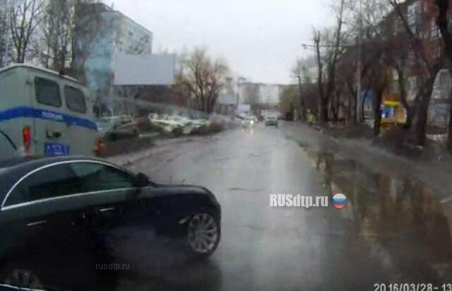 Водитель \»Мерседеса\» протаранил полицейский УАЗ на улице Солдатова в Перми