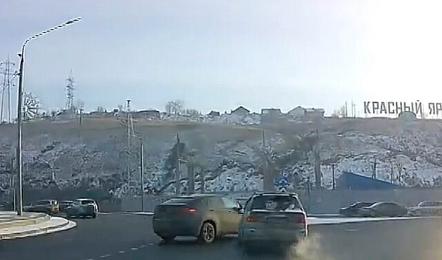 Авария на кольце в Красноярске: BMW поворачивал с левой полосы 