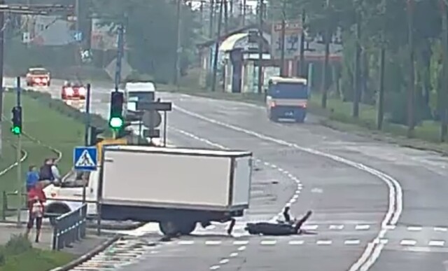 Авария в Каменском: фургон поворачивал налево и столкнулся с мопедом