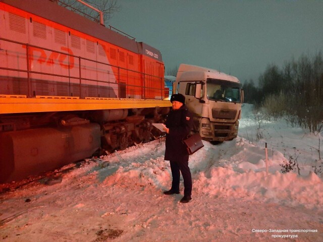 Грузовой автомобиль столкнулся с тепловозом в Ярославле: видео с камеры 