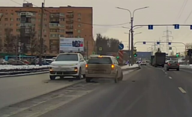 В Петербурге водитель «Опеля» пытался развернуться и столкнулся с автомобилем Lixiang 