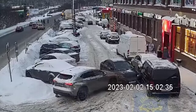Два автомобиля не разъехались на Кольском проспекте в Мурманске. Кто должен был уступить? 
