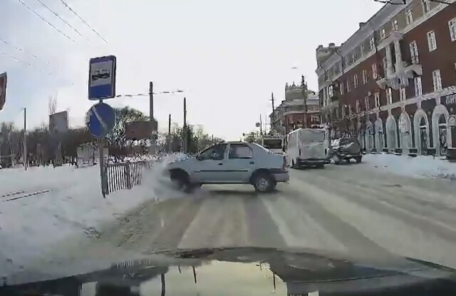 «Выбросило из колеи»: Renault Logan врезался в ограждение в Омске