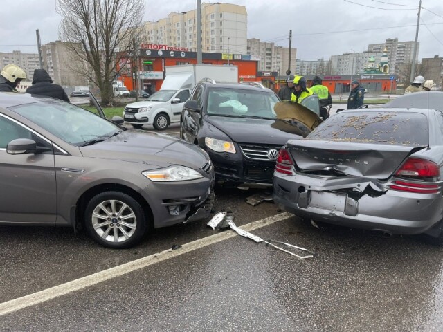 Что это было? В Воронеже Volkswagen сорвался с места и врезался в стоящие на светофоре автомобили 