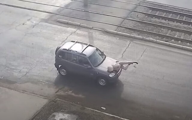 ДТП на пешеходном переходе в Бийске: водитель «Нивы» не заметил девушку в капюшоне 