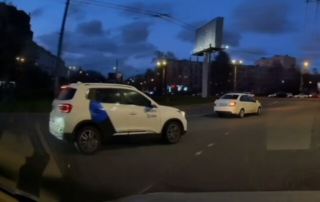 «Ехал и никого не трогал»: два автомобиля столкнулись на кольце в Петербурге