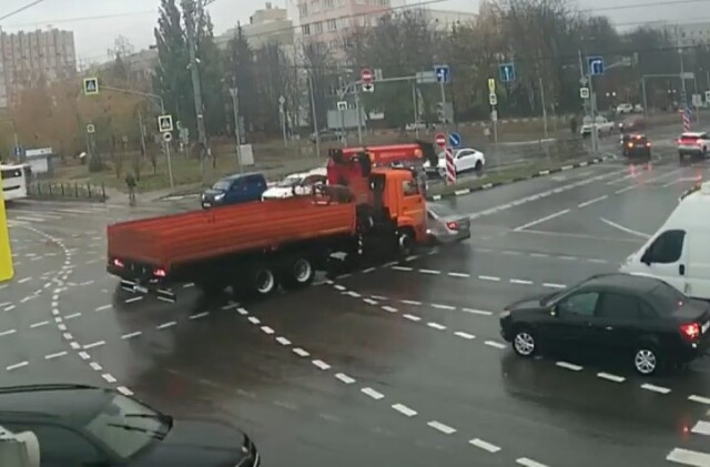 КамАЗ смял «Ладу» на перекрестке в Белгороде