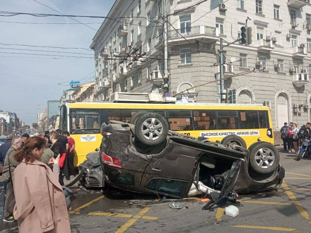 Момент массового ДТП в Ростове-на-Дону: 75-летний лихач на Subaru хотел проскочить перекресток на красный 