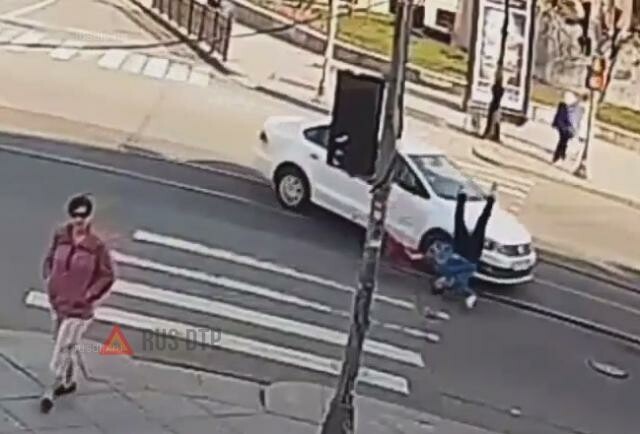 В Санкт-Петербурге автомобиль сбил женщину