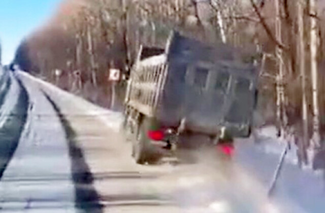 В Хабаровском крае водитель самосвала уснул за рулем, съехал в кювет и опрокинулся 