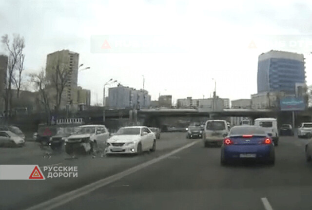 Два автомобиля столкнулись на Некрасовской во Владивостоке