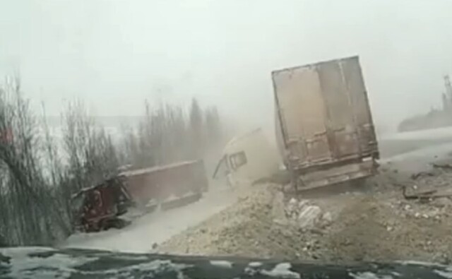 Момент жёсткого ДТП с участием большегрузов на трассе Тюмень — Сургут попал в объектив видеорегистратора 