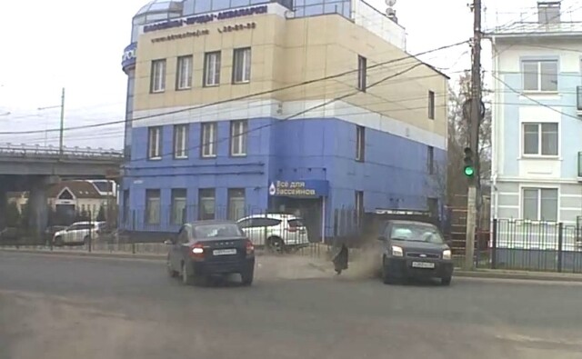 ДТП на Нижней Дебре в Костроме: водитель «Форда» пытался проскочить на красный 