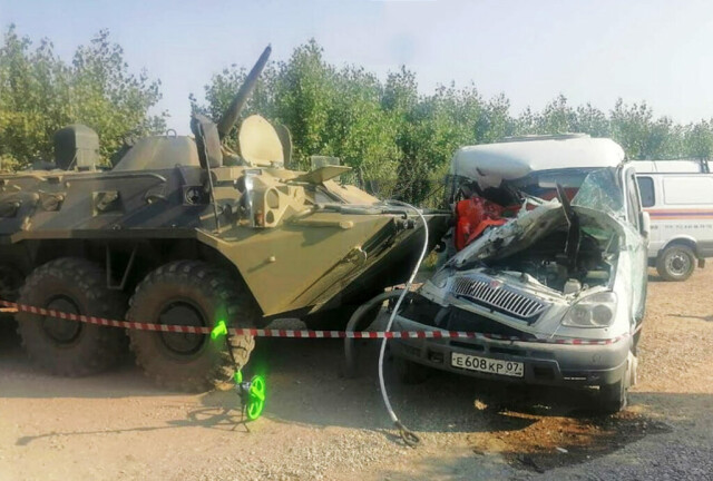 В Ставропольском крае БТР столкнулся с микроавтобусом 