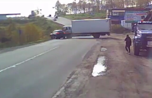 В Хабаровском крае водитель фургона спровоцировал ДТП и уехал