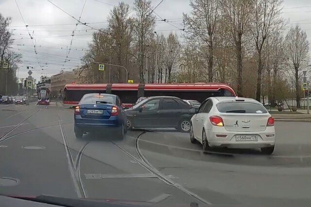 «Пытался повернуть»: «Рено» и «Шкода» столкнулись на перекрестке в Петербурге