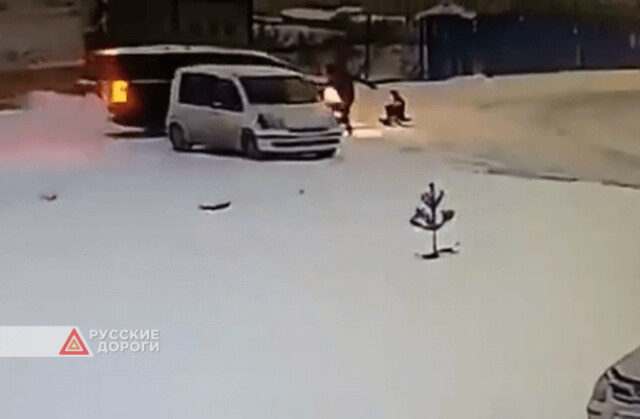 В Новосибирске минивэн сбил ребенка на снегокате