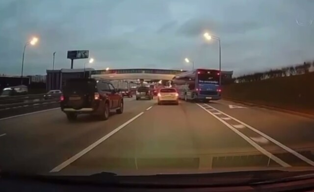 В Москве водитель электробуса пытался «проучить» водителя автомобиля