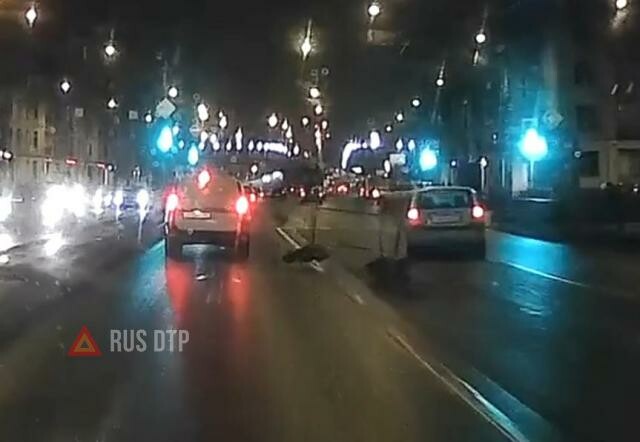 Автомобиль сбил знак в Петербурге