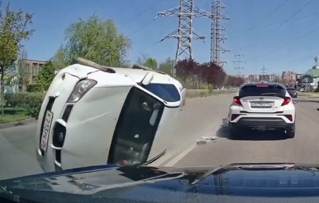 Автомобиль опрокинулся в результате ДТП в Краснодаре