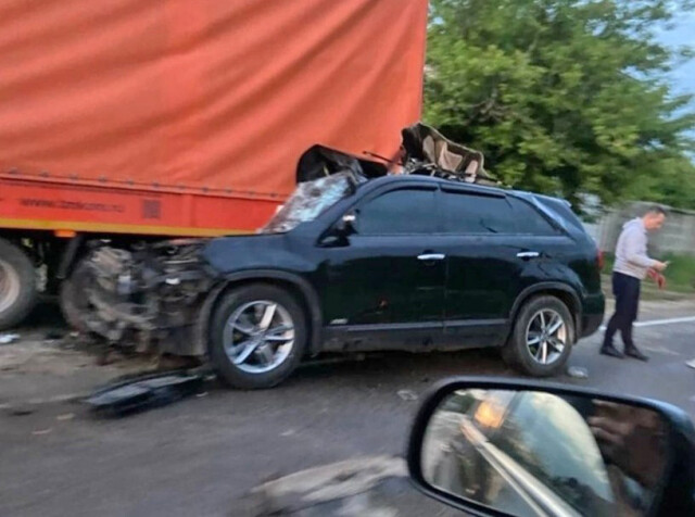 В Подмосковье Kia врезался в стоящий грузовик: погибли двое военных 