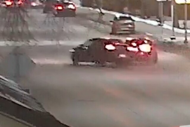 В Рыбинске водитель пытался уйти от столкновения с другим автомобилем и ...