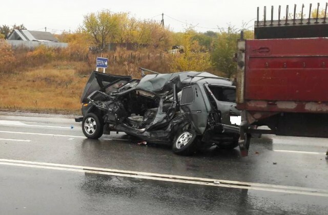 Водитель и пассажирка \»Нивы\» погибли в ДТП под Самарой 