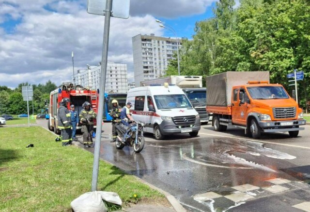 Парень с девушкой на мотоцикле пострадали в ДТП с трактором в Москве 