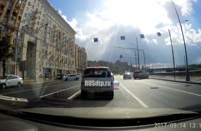 Авария на Смоленской набережной в Москве