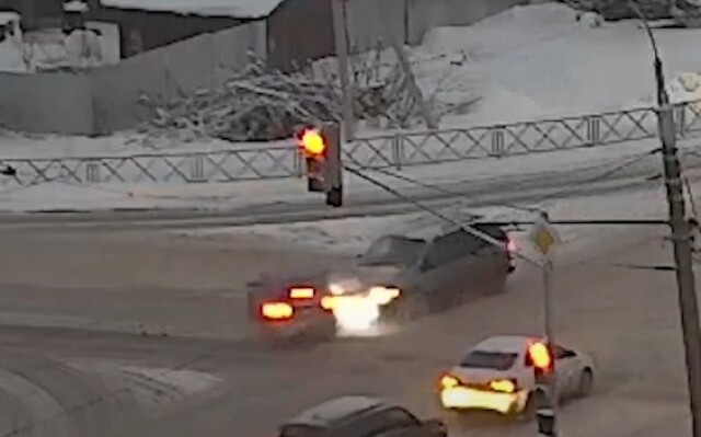 Два автомобиля столкнулись на перекрестке в Рыбинске 