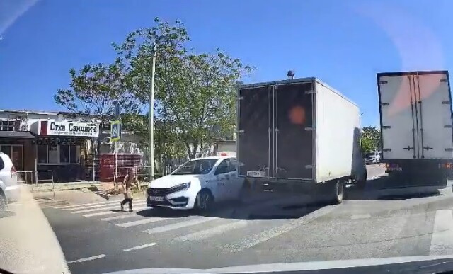 В Анапе таксист сбил школьницу на пешеходном переходе 