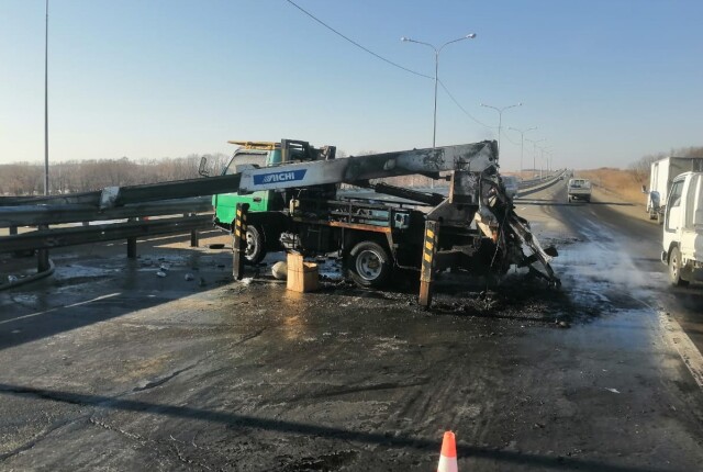 УАЗ столкнулся с автовышкой на трассе Хабаровск — Владивосток: погибли два человека 