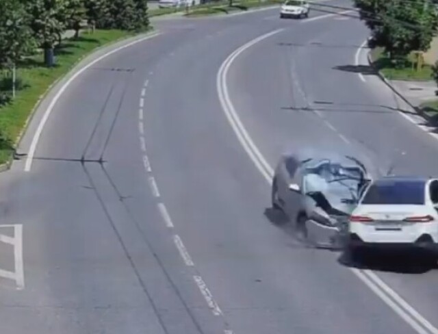 BMW и Honda столкнулись в Краснодаре: пострадали четверо