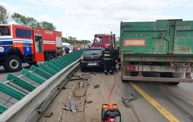Авария на минской МКАД: грузовик потерял управление и прижал к отбойнику легковой автомобиль 