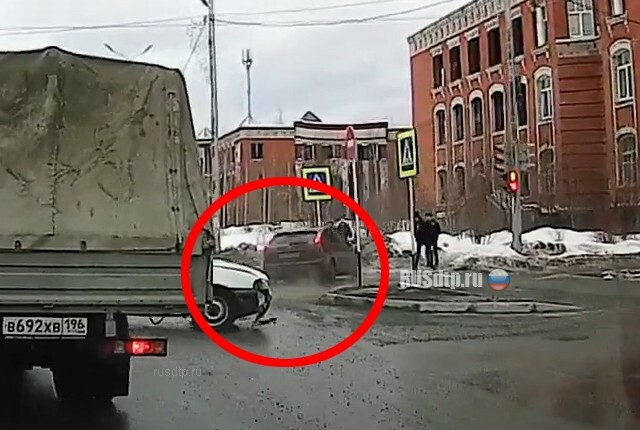 В Краснотурьинске автомобиль сбил двух женщин на тротуаре. ВИДЕО 