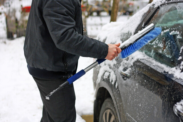 В Новосибирске водитель оказался с переломами в больнице, пытаясь очистить машину от снега 