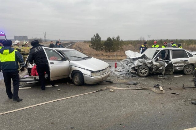 «Вытолкнула на встречную полосу»: три автомобиля столкнулись на трассе в Свердловской области 
