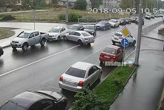 Четыре автомобиля столкнулись в Петрозаводске. ВИДЕО