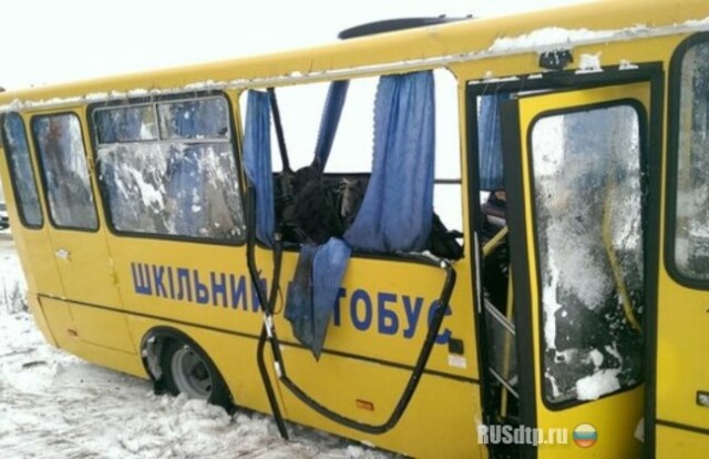 Военный грузовик врезался в школьный автобус 