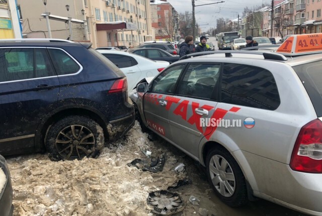 Во Владимире уснувший таксист едва не сбил пешехода и врезался в машину коллеги. ВИДЕО 