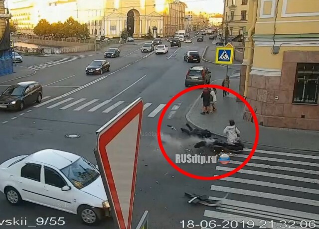 ДТП с участием автомобиля, мотоцикла и пешехода в Петербурге. ВИДЕО 