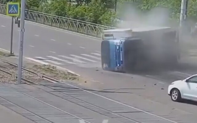 В Улан-Удэ грузовик наехал на открытый люк и опрокинулся