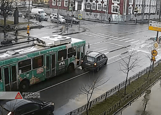 Троллейбус и легковой автомобиль не поделили полосу в Петрозаводске