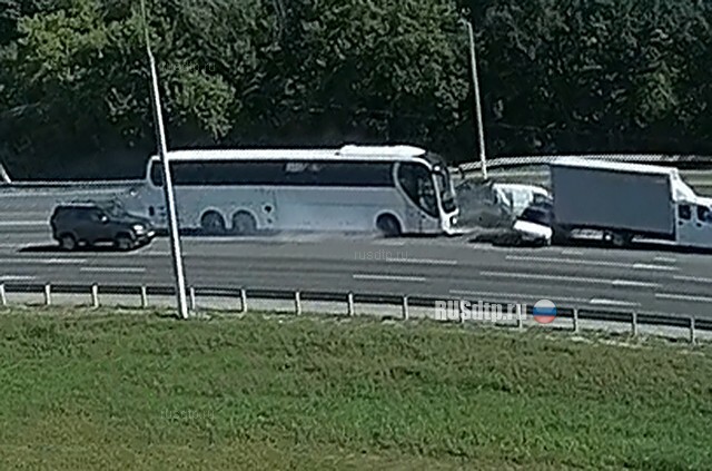 Автобус снёс несколько автомобилей на М-4 под Воронежем