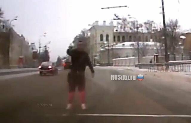 В центре Казани мужчина обстреливал из пистолета проезжавшие машины