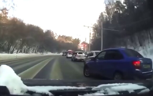 ДТП в Кемерове: водитель «Лады» неожиданно начал перестраиваться 