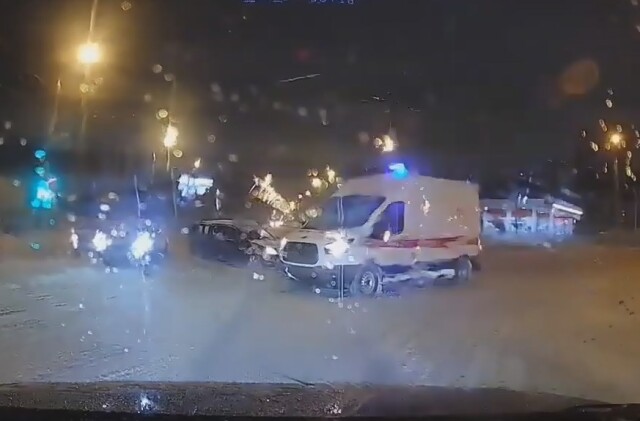 Lada Largus и скорая помощь столкнулись на перекрестке в Ижевске
