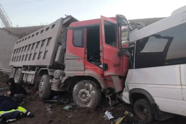 Грузовой автомобиль и микроавтобус лоб в лоб столкнулись на трассе А-180 «Нарва» 