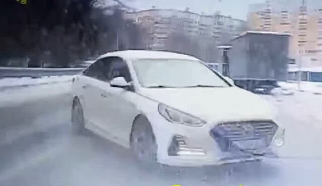 ДТП в Чебоксарах: водитель автомобиля Hyundai решил по встречке объехать поворачивающий автомобиль и врезался в «Гранту» 